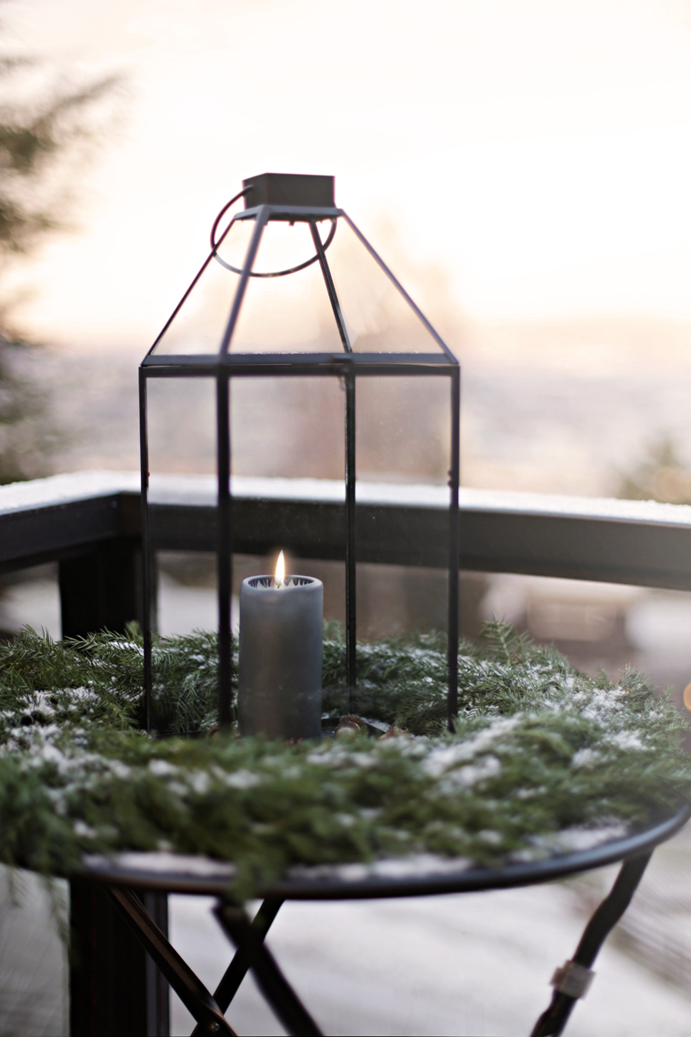 A simple outdoor christmas decoration