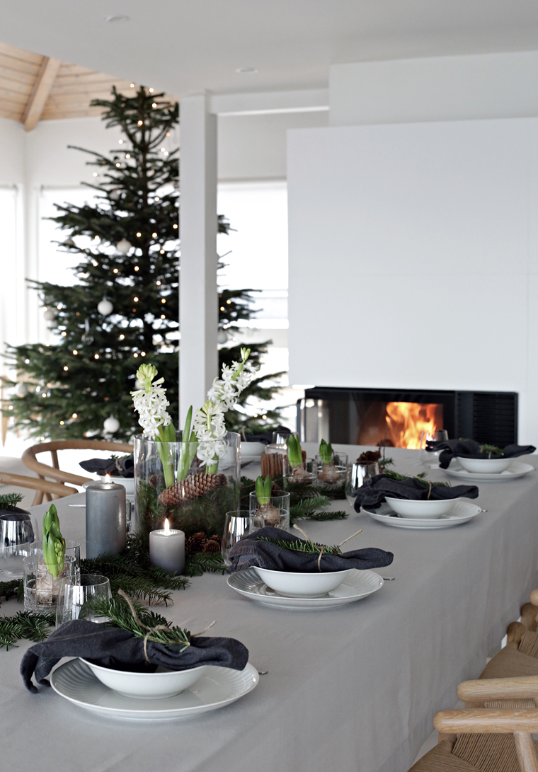 An easy Christmas table setting 